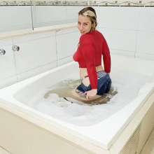 wet.look.me: Wetlook girl in jeans shorts gets wet in Bath | Wetlook.biz