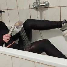 Get Your Snaps: Sarah gets wet in the new Megasstic training set