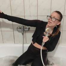 Get Your Snaps: Sarah gets wet in the new Megasstic training set