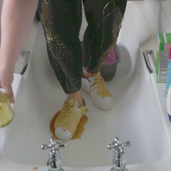 CandyCustard: Candy's messy trainers and leggings in the tub