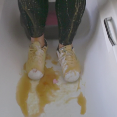 CandyCustard: Candy's messy trainers and leggings in the tub