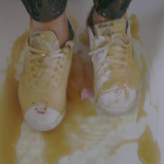 CandyCustard: Candy's messy trainers and leggings in the tub