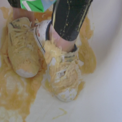 CandyCustard: Candy's messy trainers and leggings in the tub
