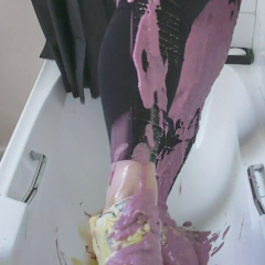 CandyCustard: Candy's messy trainers and leggings in the tub