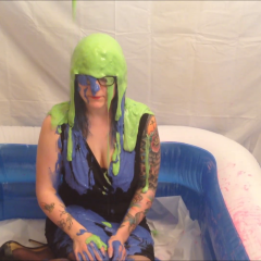 CandyCustard: Elizabeth plays a quiz and gets smothered with cake batter
