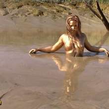 FOXY: Gold paint and total mud immersion