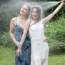 WetLookStu: Kate and Rose play water war