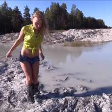 RevSlymsford: More Muddy Welly Fun In Tight Yellow Top + Daisy Dukes