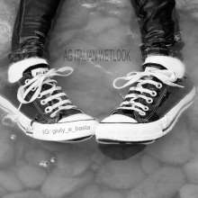 Ag Italian Wetlook: Giulia in river with old converse, jeans, sweater and t-shirt (braless)