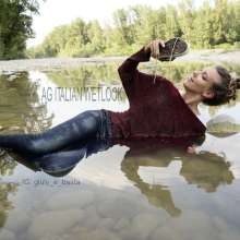 Ag Italian Wetlook: Giulia in river with old converse, jeans, sweater and t-shirt (braless)