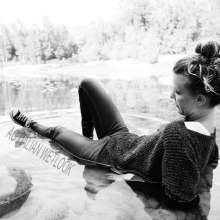 Ag Italian Wetlook: Giulia in river with old converse, jeans, sweater and t-shirt (braless)