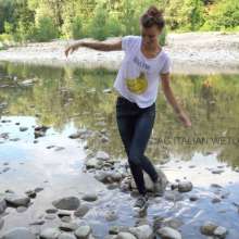 Ag Italian Wetlook: Giulia in river with old converse, jeans, sweater and t-shirt (braless)