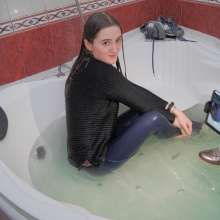 Wet Live Team: Anhelina Bathed and Destroyed Her Belongings Harshly.