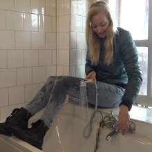 Wamtastic Jessica: Eileen in a shiny Blue Downjacket