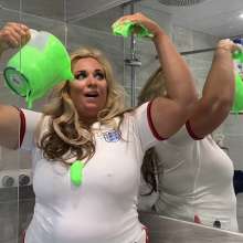 TheGungeZone: Kellie's Messy Football Forfeit