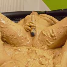 Lyndra Lynn: Mud Masturbation in Cheerleader Cosplay