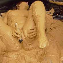 Lyndra Lynn: Mud Masturbation in Cheerleader Cosplay