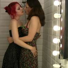 Genoll: Pinup Shower
