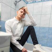 Wet Live Team: Wetlook in Converse, and a White Shirt and with Shampoo