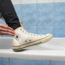 Wet Live Team: Wetlook in Converse, and a White Shirt and with Shampoo
