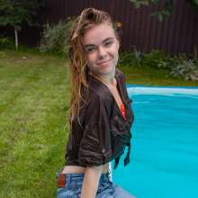 wet.look.me: Wetlook girl get wet in Jeans and Sandals in Outdoor Pool | Wetlook.biz
