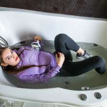 wet.look.me: Wetlook girl in leggings in shower | Wetlook.biz