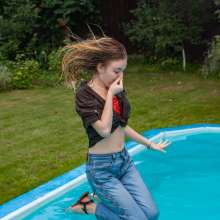 wet.look.me: Wetlook girl get wet in Jeans and Sandals in Outdoor Pool | Wetlook.biz