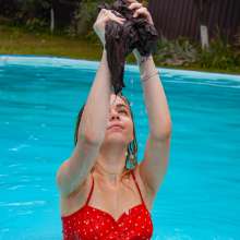 wet.look.me: Wetlook girl get wet in Jeans and Sandals in Outdoor Pool | Wetlook.biz