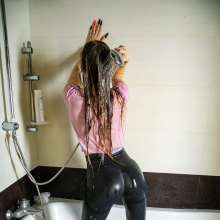 wet.look.me: Wetlook girl in leggings in shower | Wetlook.biz