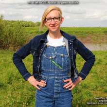 DungeonMasterOne: Aurora takes her first-ever fully-clothed mudbath!