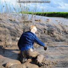 DungeonMasterOne: Aurora takes her first-ever fully-clothed mudbath!