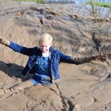 DungeonMasterOne: Aurora takes her first-ever fully-clothed mudbath!