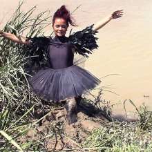 FOXY: Ayako black swan in mud