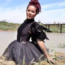 FOXY: Ayako black swan in mud