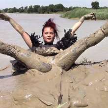 FOXY: Ayako black swan in mud