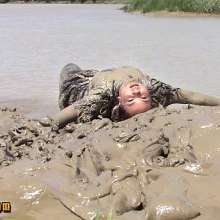 FOXY: Ayako black swan in mud
