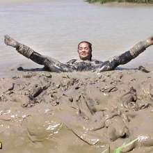 FOXY: Ayako black swan in mud