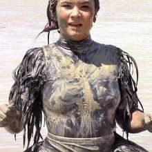 FOXY: Ayako black swan in mud