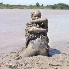 FOXY: Ayako black swan in mud