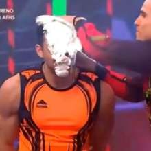 noeldavid: Handsome model pieing