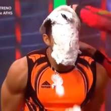 noeldavid: Handsome model pieing