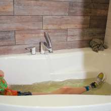 Wet Live Team: Mila Loves to Get Wet in the Bath before Reading Books
