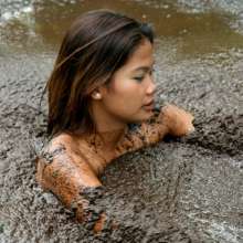 dlodoski: Joan Teasing in Peat--Photos