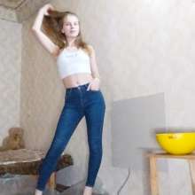 Top Messy Girls: Poured Green Slime on Herself