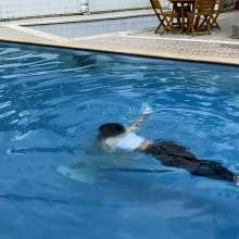wet.look.me: Wetlook girl in leggings swimming in Pool | Wetlook.biz