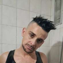 queeruy: Black Tank Top + Shampoo
