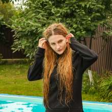 wet.look.me: Wetlook girl in leather pants gets wet in pool | Wetlook.biz