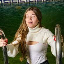wet.look.me: Wetlook girl in jeans in the pool | Wetlook.biz