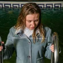 wet.look.me: Wetlook girl in jeans and coat gets wet in pool | Wetlook.biz