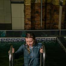 wet.look.me: Wetlook girl in jeans and coat gets wet in pool | Wetlook.biz